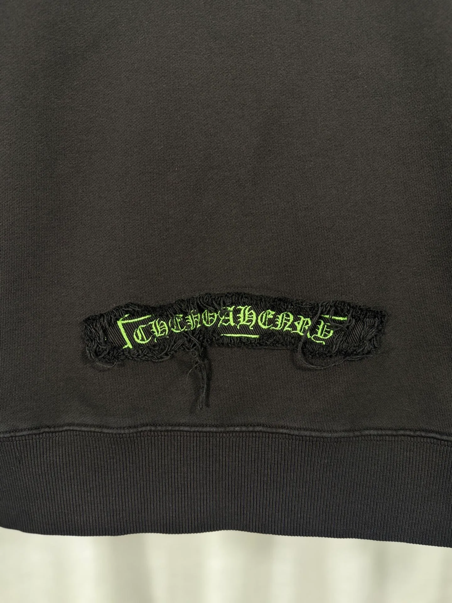 P260 top version, real shot without P, ​​different from market currency) 𝗖𝗵𝗿𝗼𝗺𝗲 𝗛𝗲𝗮𝗿𝘁𝘀/Cro Heart 2025 washed patch embroidery autumn and winter new original single counter American laser burnt 3D three-dimensional color embroidered couple casual sweatshirt 👑The highest version! Customized fabric 430g tripe terry fabric! American acid-washed and distressed original fabric laser burnt ✟appliqué embroidery and exquisite embroidery of letters! The best-selling model in the counter, very comfortable to wear. Accessories: original molded and authenticated collar label➕100% silk wash label. Genuine purchase-grade original hangtag➕matching hanging rope➕3D hanging beads➕original packaging bag. Craftsmanship: The original version has consistent wiring! The highest version of the armhole matching technique! Color: Pink Black Size: S M L XL Style No.: 9333